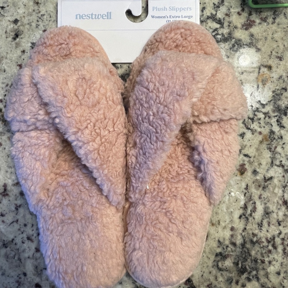 Nestwell NWT Crossover Plush Slippers Women’s 11-12 from Bed Bath & Beyond
